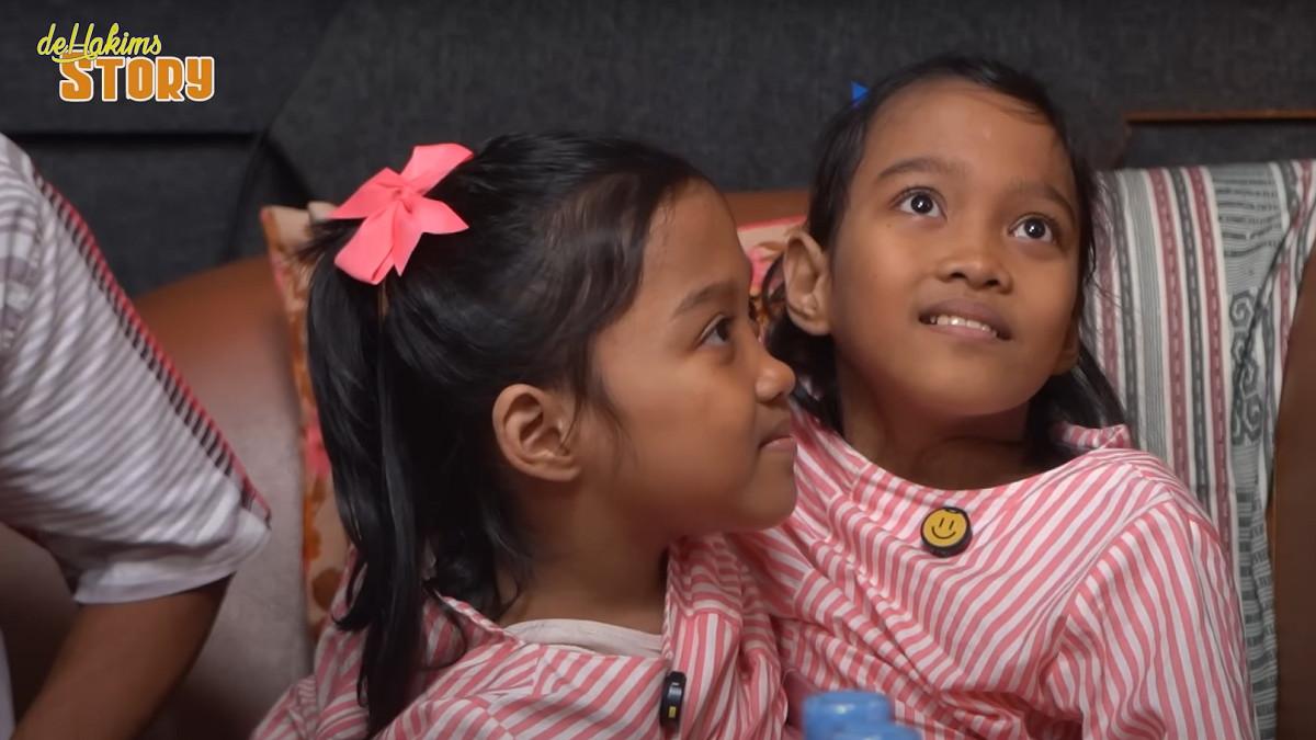 KEMBAR SIAM VIRAL - Capture YouTube Irfan Hakim saat mengundang kembar siam Dewi dan Putri