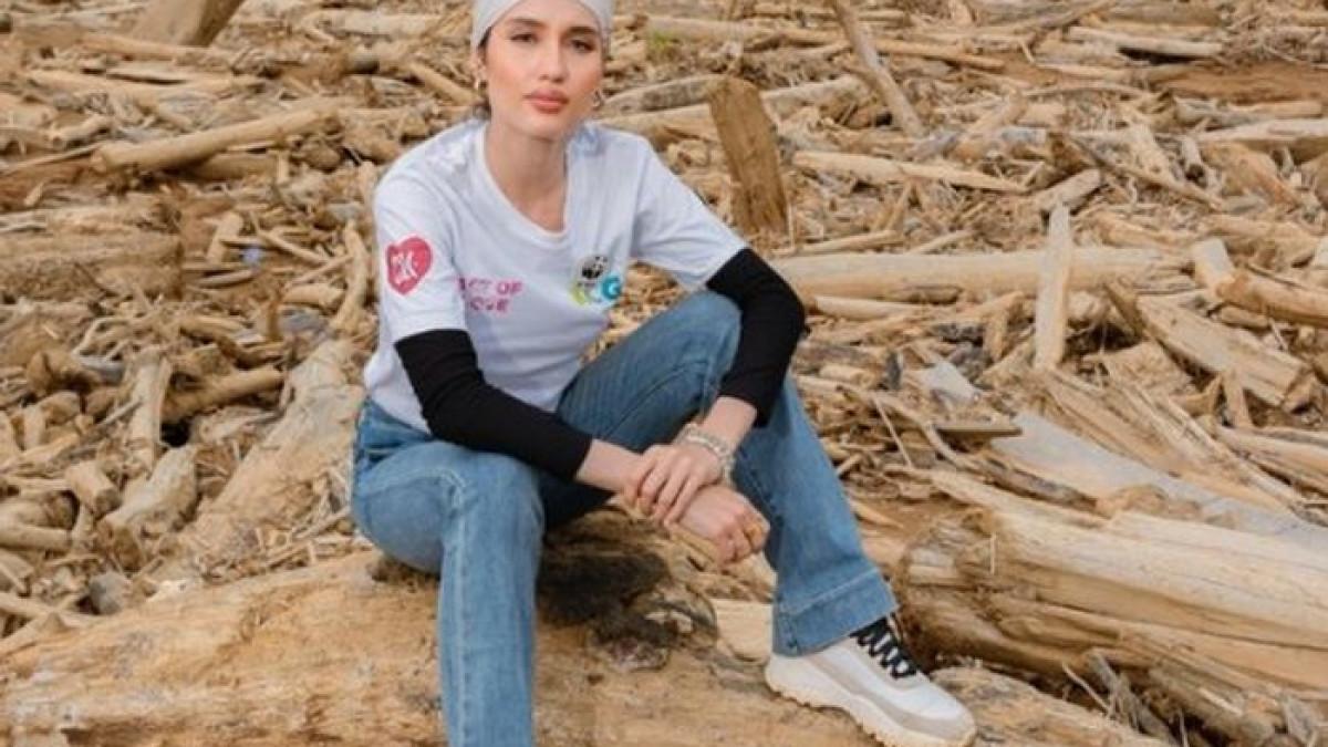 Cinta Laura mendatangi Aceh setelah wilayah tersebut dilanda banjir dan longsor.