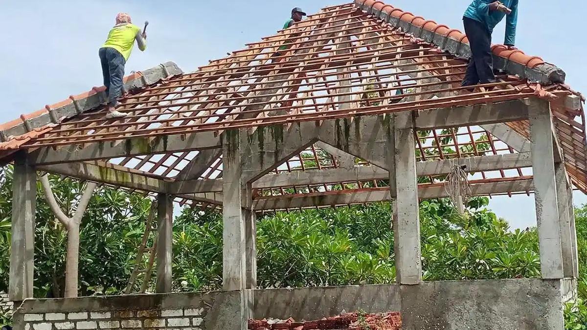 MAKAM PALSU LAMONGAN - Cungkup dan 3 makam yang dibangun dari isyarat mimpi di Desa Ngujungrejo, Kecamatan Turi, Kabupaten Lamongan, Jawa Timur, akhirnya dibongkar, Kamis (20/11/2025). Bangunan yang berdiri sejak 2023 itu, diyakini sebagian warga sebagai makam sesepuh desa, meski tidak memiliki dasar sejarah.