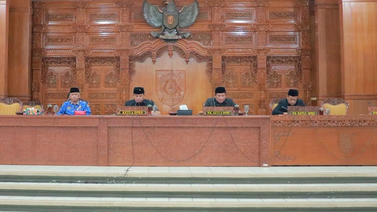RAPAT DPRD KLATEN - DPRD Kabupaten Klaten gelar Rapat Paripurna dengan agenda penyampaian dua Rancangan Peraturan Daerah (Raperda) di Gedung Paripurna DPRD Klaten, Senin (1/12/2025).