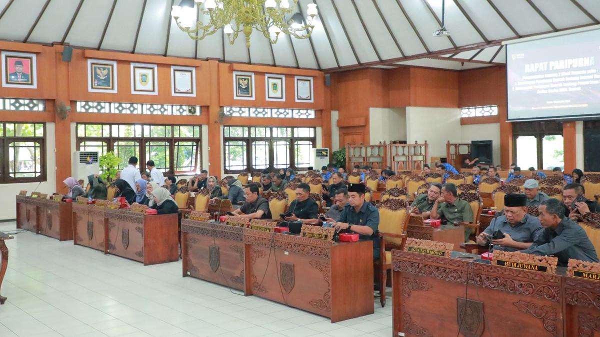 RAPAT DPRD KLATEN - DPRD Kabupaten Klaten gelar Rapat Paripurna dengan agenda penyampaian dua Rancangan Peraturan Daerah (Raperda) di Gedung Paripurna DPRD Klaten, Senin (1/12/2025).