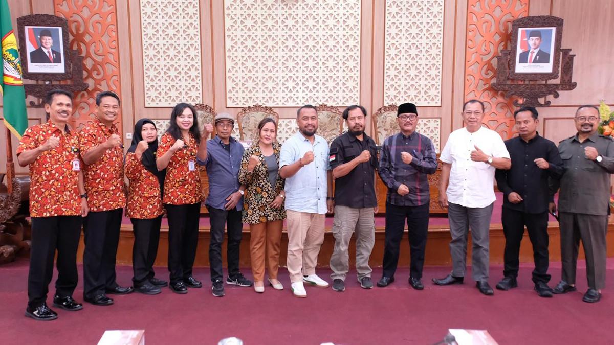 DPRD SUKOHARJO - Dewan Perwakilan Rakyat Daerah (DPRD) Kabupaten Sukoharjo menggelar agenda hearing bersama perwakilan Elemen Masyarakat Sukoharjo (Elmasho), Jumat (13/2/2026), di ruang rapat DPRD setempat.