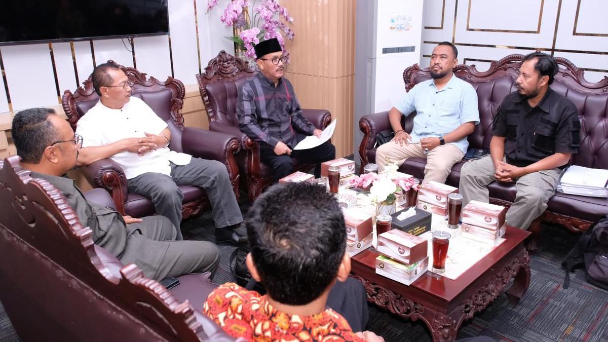 DPRD SUKOHARJO - Dewan Perwakilan Rakyat Daerah (DPRD) Kabupaten Sukoharjo menggelar agenda hearing bersama perwakilan Elemen Masyarakat Sukoharjo (Elmasho), Jumat (13/2/2026), di ruang rapat DPRD setempat.