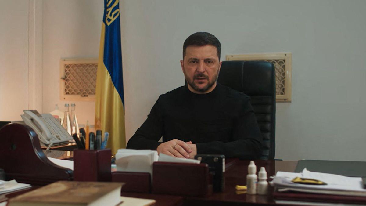 PERANG IRAN AS - Dalam cuplikan video yang dirilis oleh Layanan Pers Kepresidenan Ukraina pada 24 Februari 2026 ini, Presiden Ukraina Volodymyr Zelenskyy menyampaikan pidato video dari bunkernya di Kyiv.