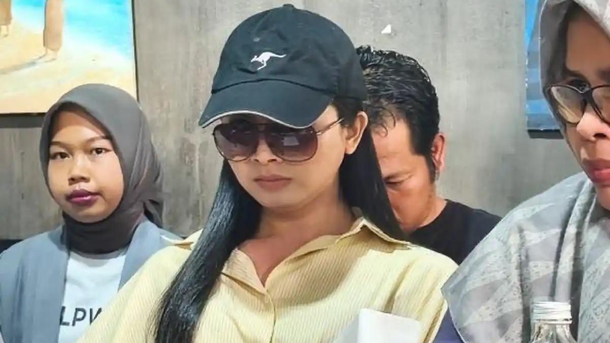 VIRAL - Deni Apriandi Rahman (23) alias Dea Lipa, saat ditemui, Sabtu (15/11/2025). Deni belakangan viral karena penampilan menjadi seorang wanita berparas cantik.