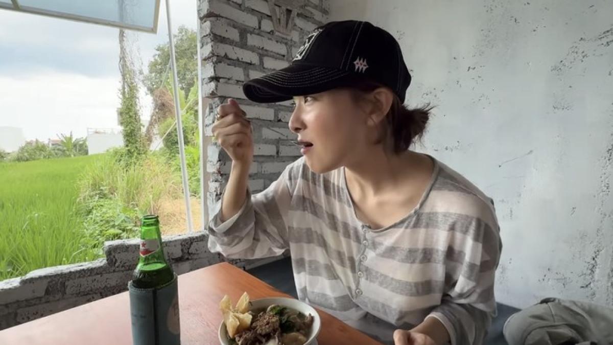 SEULGI LIBURAN KE BALI - Deretan kuliner Indonesia yang dicoba Seulgi Red Velvet