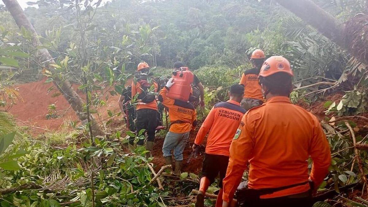 LONGSOR - Desa Cibeunying, Kecamatan Majenang, Kabupaten Cilacap longsor, 6 korban ditemukan tewas, 14 warga masih hilang diburu tim.