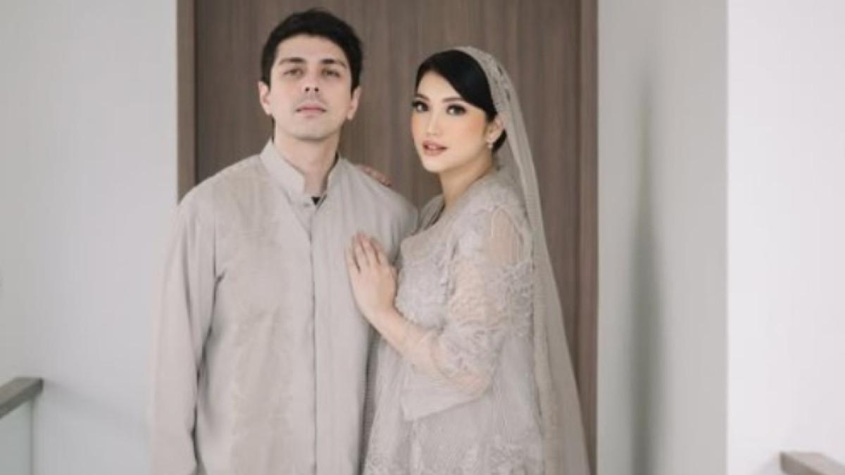 SOSOK SELEBGRAM - Dewi Paramita mantan Ibrahim Risyad kini hidup bahagia, harmonis bersama suami yang setia.