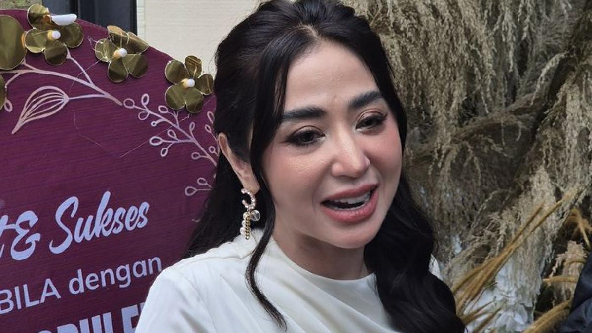 Dewi Perssik membagikan THR kepada warga saat momen Lebaran. (Dewi Perssik saat ditemui di kawasan Senayan, Jakarta Selatan, Senin (16/2/2026)).