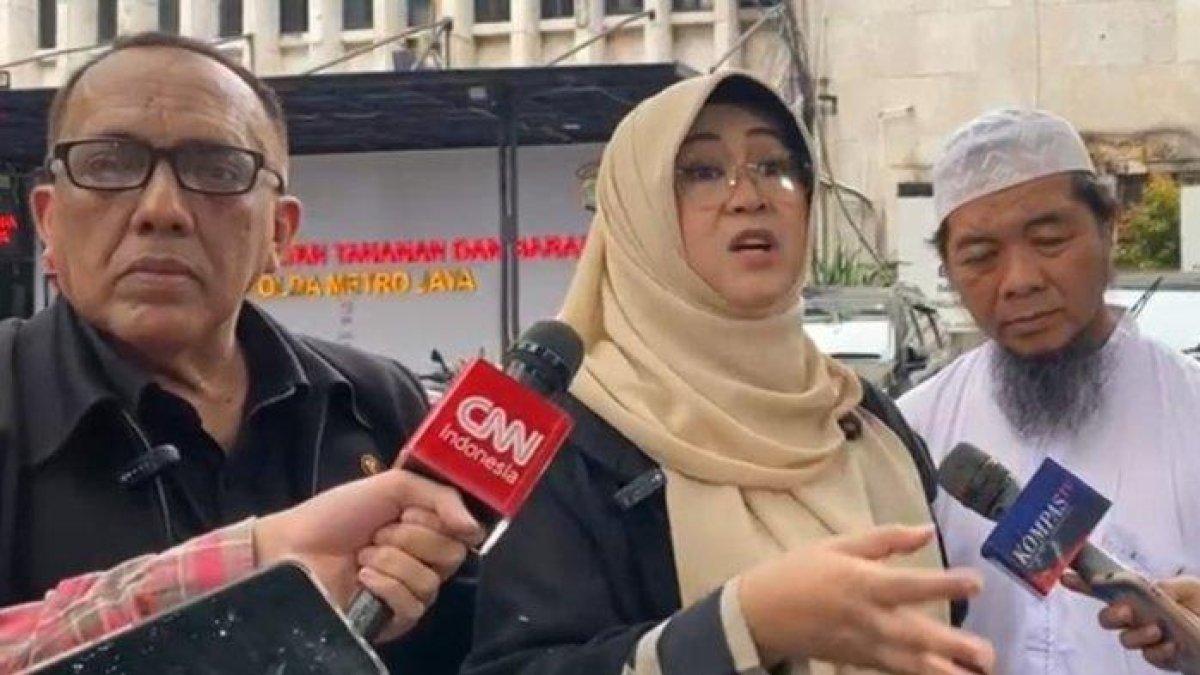 POLEMIK IJAZAH JOKOWI - Tifauzia Tyassuma alias Dokter Tifa di Mapolda Metro Jaya, Kebayoran Baru, Jakarta Selatan, Jumat (11/7/2025). Kedatangannya untuk memenuhi panggilan penyidik terkait kasus tudingan ijazah palsu Presiden ke-7 RI, Joko Widodo.