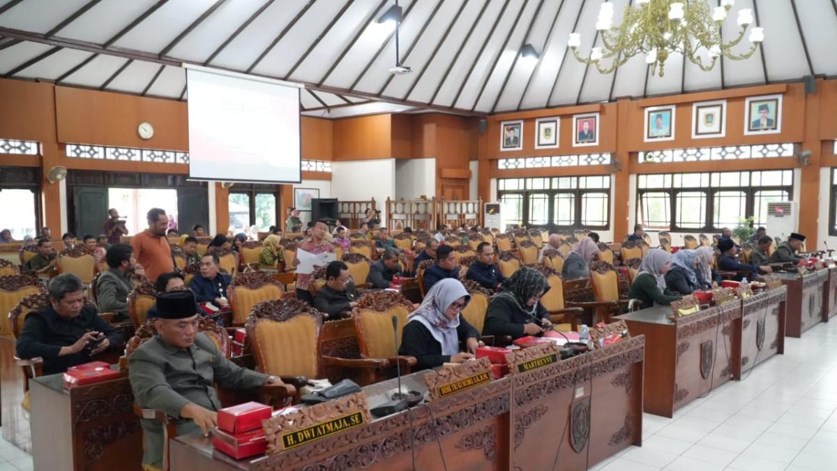 RAPAT DPRD KLATEN - DPRD Klaten resmi menyetujui tiga Raperda untuk disahkan menjadi Perda, persetujuan itu disampaikan dalam Rapat Paripurna DPRD Klaten yang digelar di Gedung Paripurna DPRD Klaten, Kamis (23/10/2025).