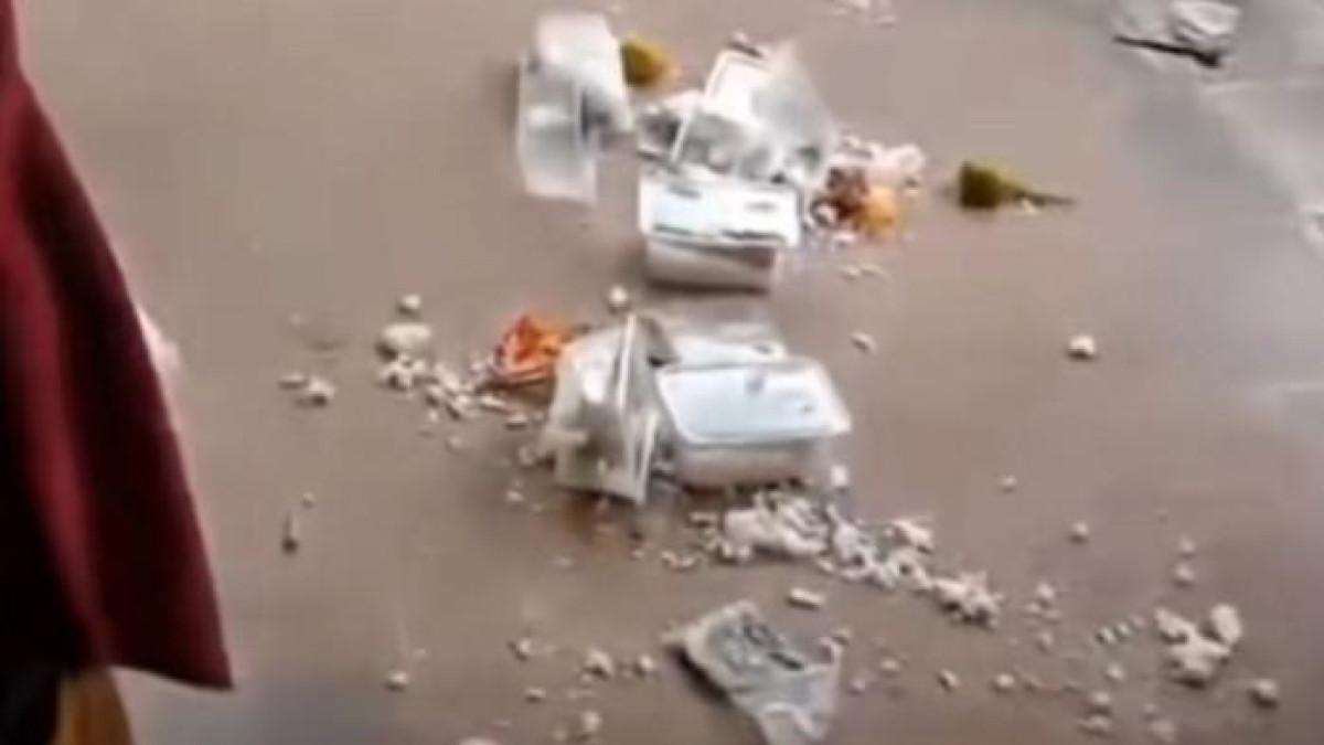 GURU BANTING NASI - Tangkapan layar video viral guru SD lempar nasi ke lantai di Kabupaten Kampar, Riau, Selasa (11/11/2025). Dua guru honorer SD di Kampar dipecat setelah membanting nasi kotak pemberian Disdikpora Kampar.