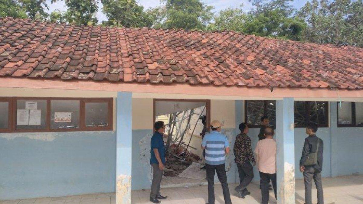 PANIK! Atap Kelas di SMP 2 Greged Cirebon Roboh saat Guru Mengajar, 6 Siswa Luka, Teriak Ketakutan