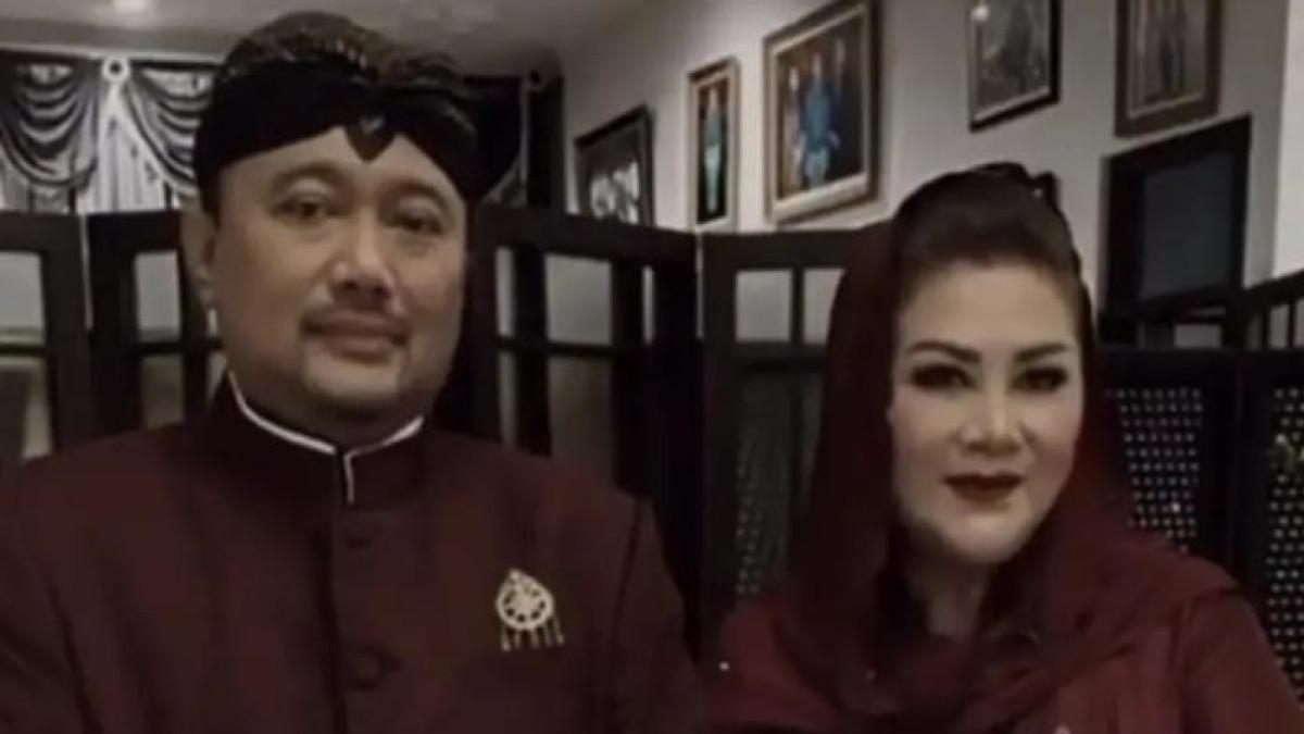KASUS KORUPSI - Dua terpidana kasus korupsi Mantan Wali Kota Semarang, Hevearita Gunaryati Rahayu atau Mbak Ita dan suaminya Alwin Basri menghadiri acara pernikahan anaknya di Kota Semarang, Jumat (26/9/2025).