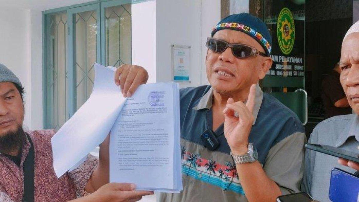 POLEMIK IJAZAH JOKOWI - Eggi Sudjana, saat menyerahkan memori kasasi di PN Kota Solo, pada Senin (21/8/2023). Kabar Eggi Sudjana, pelapor kasus dugaan ijazah palsu Presiden ke-7 RI Joko Widodo tidak hadir dalam panggilan penyidik Bareskrim Polri ternyata sakit kanker usus.