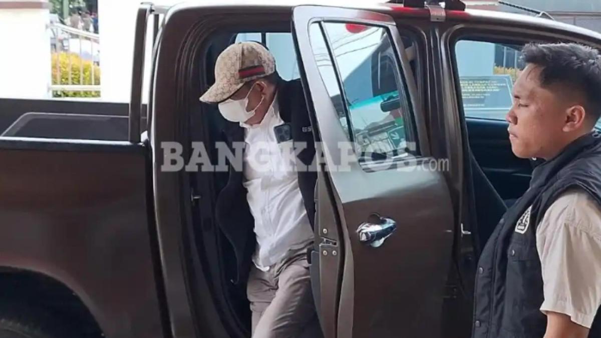 SOSOK PEJABAT KORUPSI - Ngopi di kafe, eks DPRD Babel Dedy Yulianto akhirnya ditangkap, tiga tahun buron kasus korupsi.