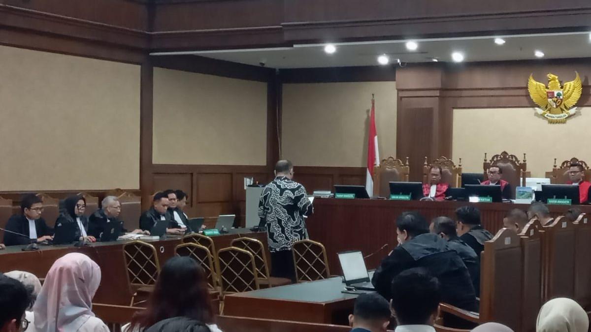 KASUS KORUPSI - Eks Konsultan Teknologi di lingkungan Kemendikbud, Ibrahim Arief saat membacakan pledoi pribadi dalam sidang lanjutan kasus dugaan korupsi pengadaan laptop berbasis Chromebook di Pengadilan Tipikor Jakarta, Kamis (23/4/2026).