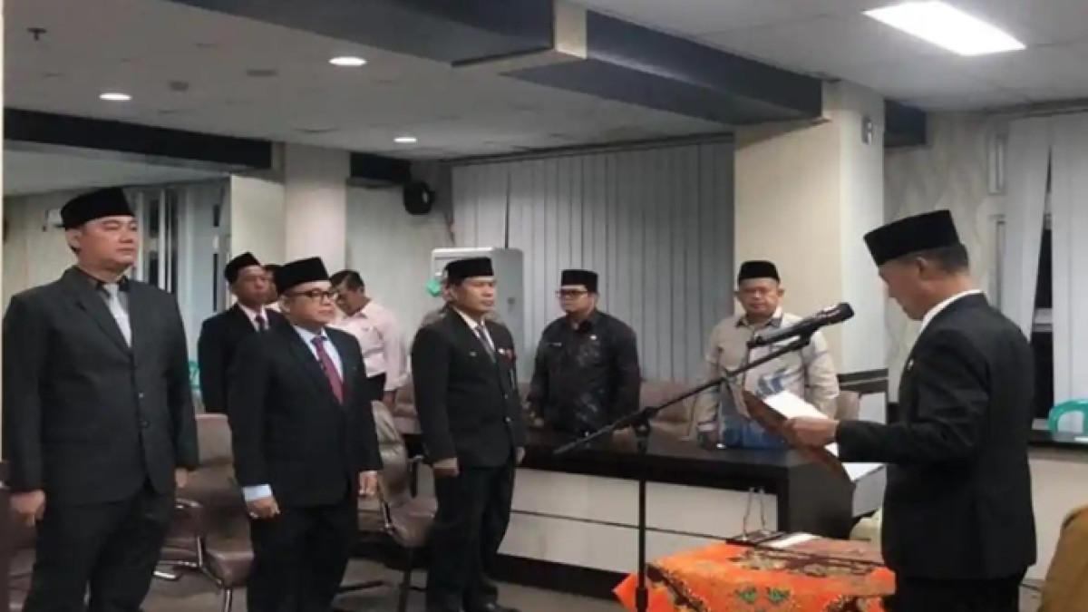 JABATAN BARU - Empat Kepala OPD dan dua sekretaris dinas dirolling jabatan di ruang rapat lantai satu gedung Pemkot Prabumulih, pada Sabtu (22/11/2025) malam. Keenam orang tersebut turun jabatan.