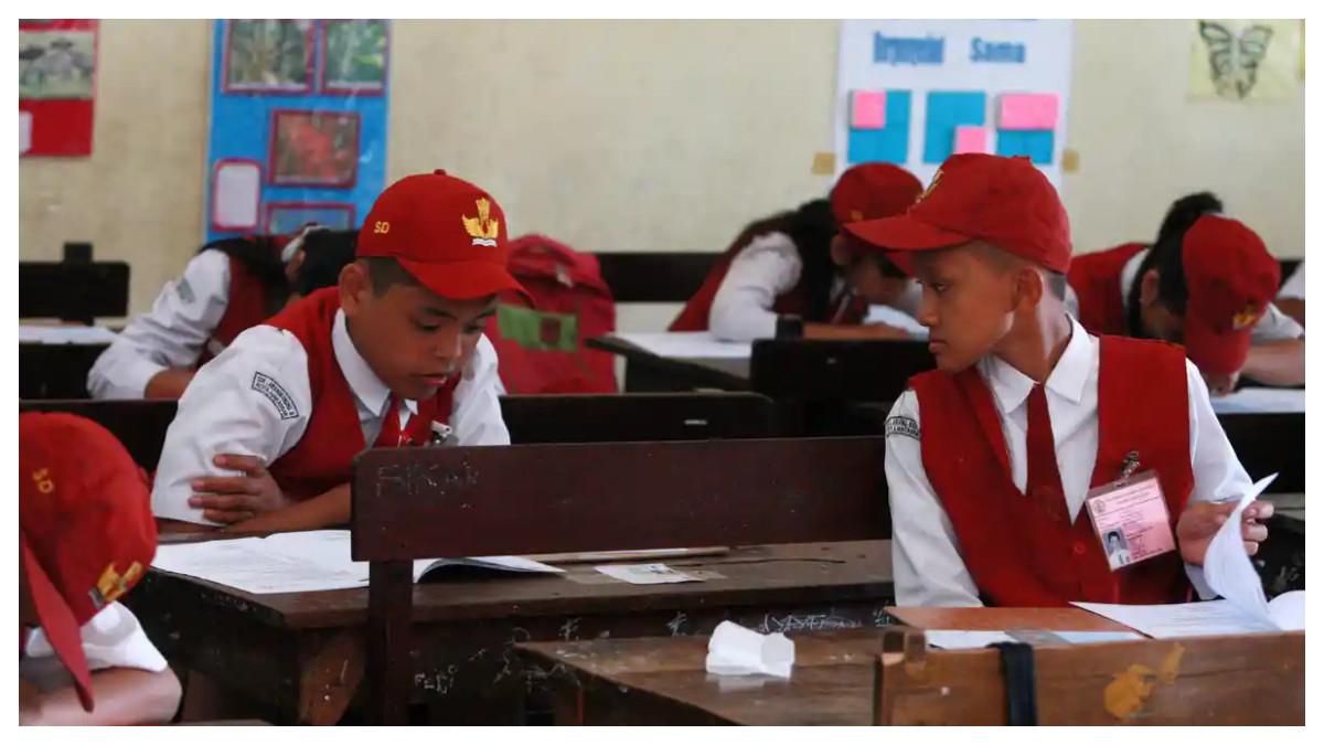 SOAL PAS KELAS 4 - Murid SD Negeri Lariang Bangi III mengikuti ujian di sekolah mereka, di Jalan Latimojong, Makassar, Sulawesi Selatan. Soal PAS Bahasa Inggris Kelas 4 semester 1 Kurikulum Merdeka dan kunci jawaban bahan latihan belajar siswa menghadapi tes SAS dan UAS.