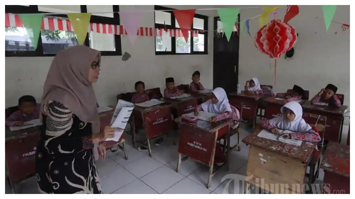 SOAL PAS SD - Sejumlah siswa mengikuti pelajaran di Sekolah Dasar Pasirranji 04, Desa Cireundeu, Cikarang, Bekasi, Jawa Barat, Jumat (29/11/2024). Simak kumpulan contoh soal PAS/SAS/UAS Bahasa Inggris kelas 6 semester 1 Kurikulum Merdeka lengkap dengan kunci jawabannya.