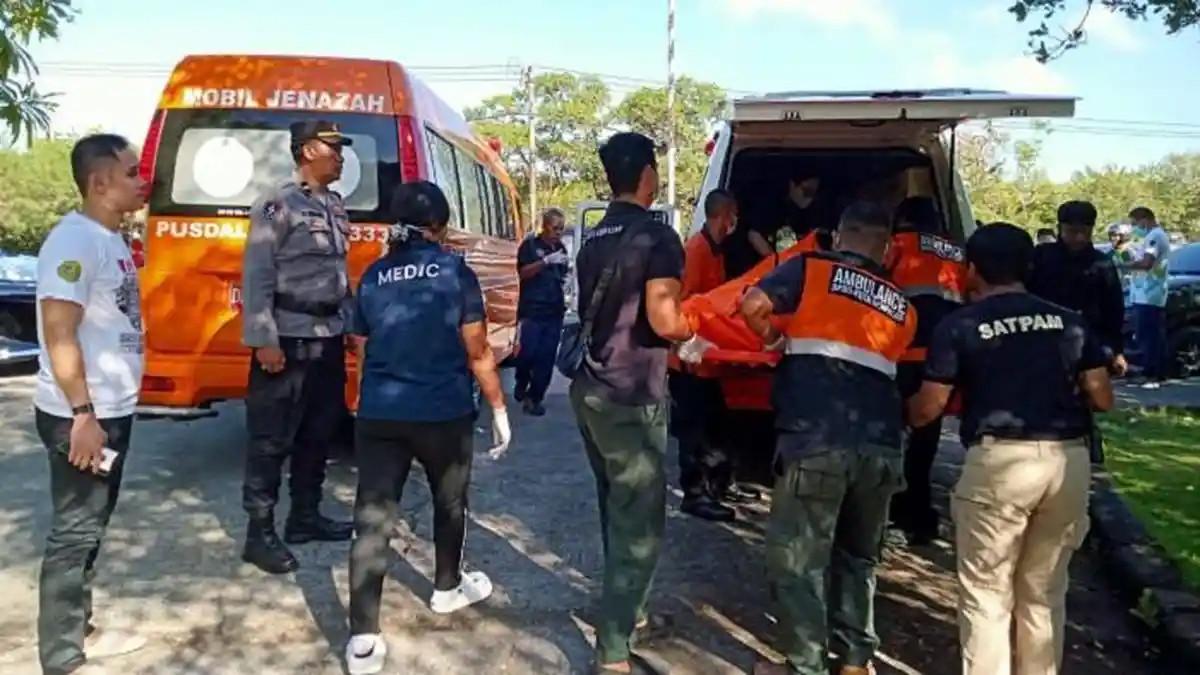 PEMBUNUHAN DI BALI - Evakuasi jenazah korban. Dua pemuda bernama Egi Ramadan dan Dan Hisam Adnan dibakar hidup-hidup oleh lima tersangka yang memiliki dendam terhadapnya.