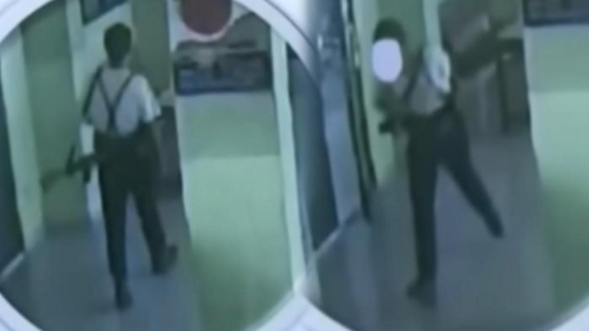 LEDAKAN DI SMAN 72 JAKARTA - FN (17) pelaku ledakan di SMAN 72 Jakarta rupanya sempat terekam kamera melepas seragam sebelum melakukan aksinya.