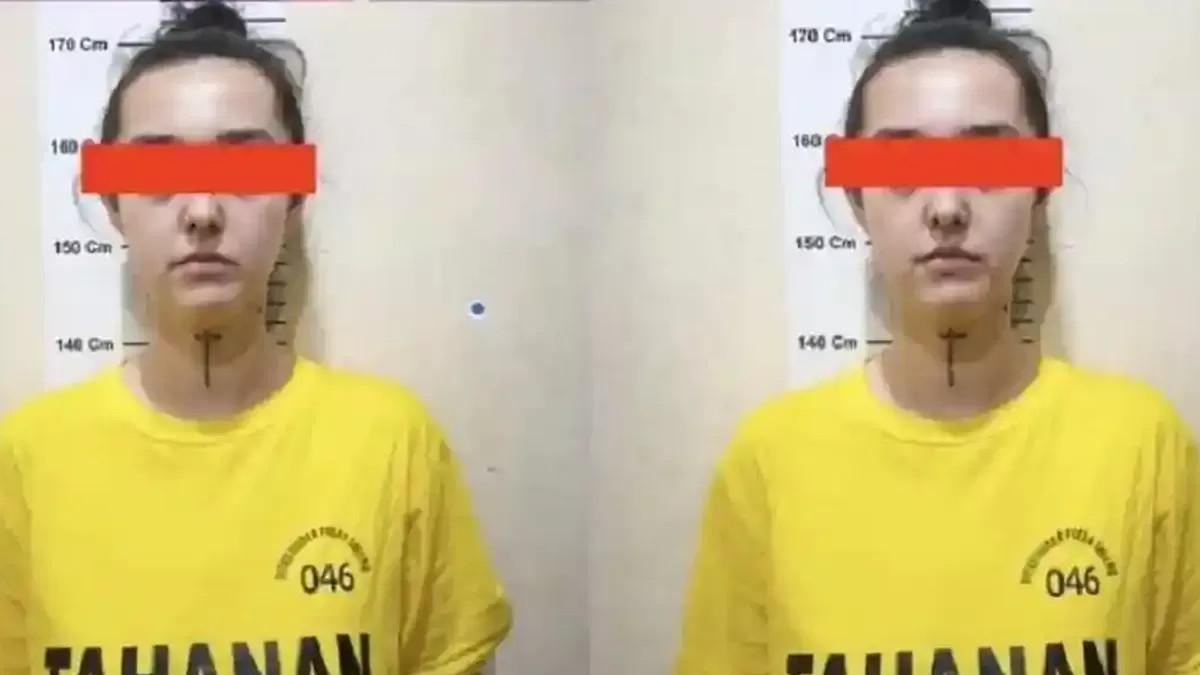 KABAR ARTIS - Fabiola Elizabeth ditetapkan sebagai tersangka dalam kasus penipuan daring bermodus pig butchering dan love scamming ditampilkan saat gelar perkara di Gedung Borobudur Polda Jawa Tengah, Kota Semarang, Senin (1/6/2026).