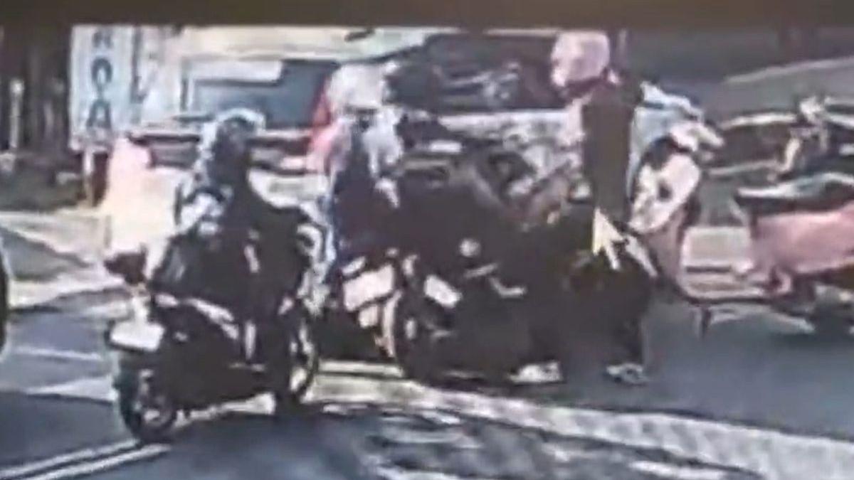 KEKERASAN - Faisal, penjaga rumah pasangan Zaskia Adya Mecca dan Hanung Bramantyo, menjadi korban pemukulan oleh seseorang yang mengaku sebagai anggota di Jalan Ampera Raya, Ragunan, Pasar Minggu, Jakarta Selatan, Senin (22/9/2025) pukul 07.15 WIB.