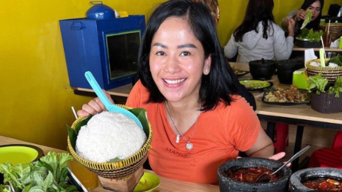 Farida Nurhan atau Omay, food vlogger.