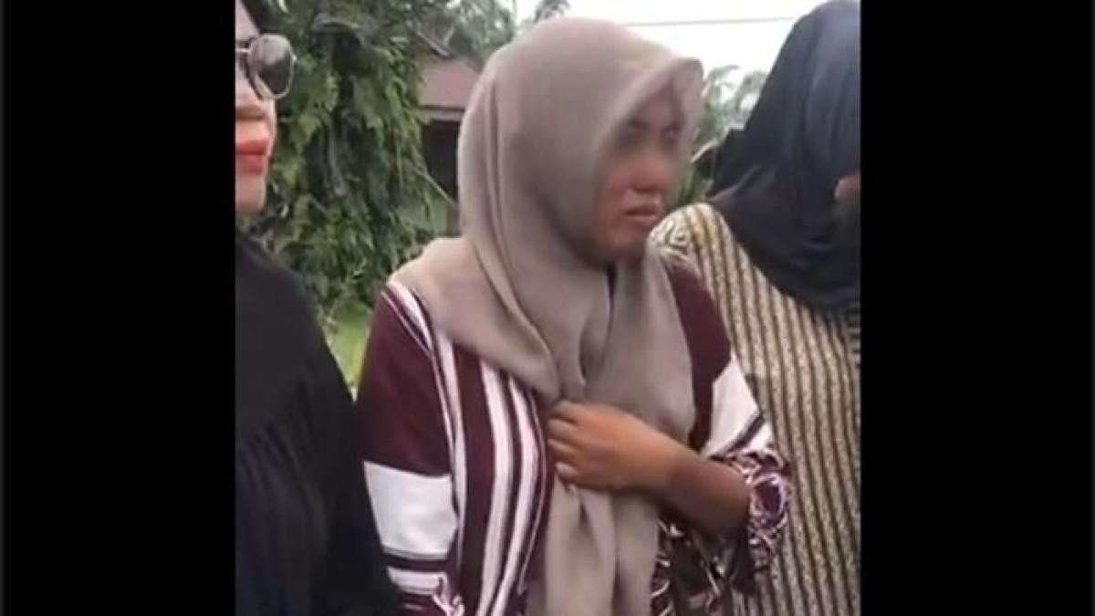 ISTRI DICERAI SUAMI - Kondisi Fitri ketika para tetangga membantunya pindahan dari rumah suami setelah dicerai.