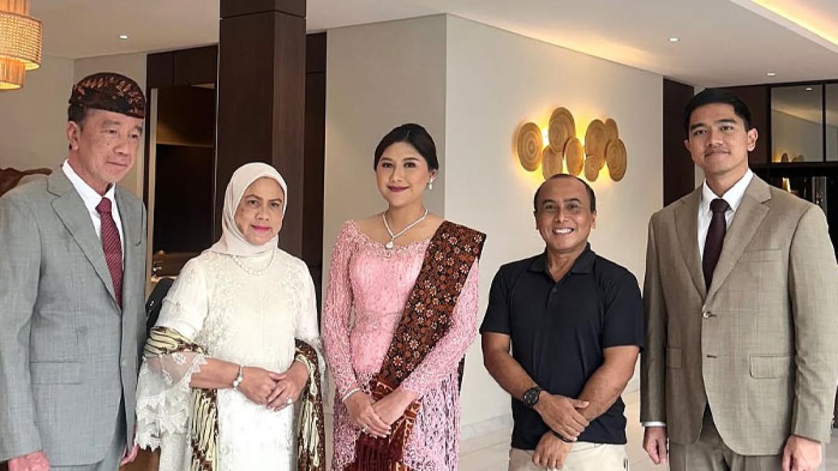 PENAMPILAN BARU JOKOWI - Inilah foto Jokowi beserta Iriana, Erina Gudono dan Kaesang Pangarep di awal Oktober 2025.