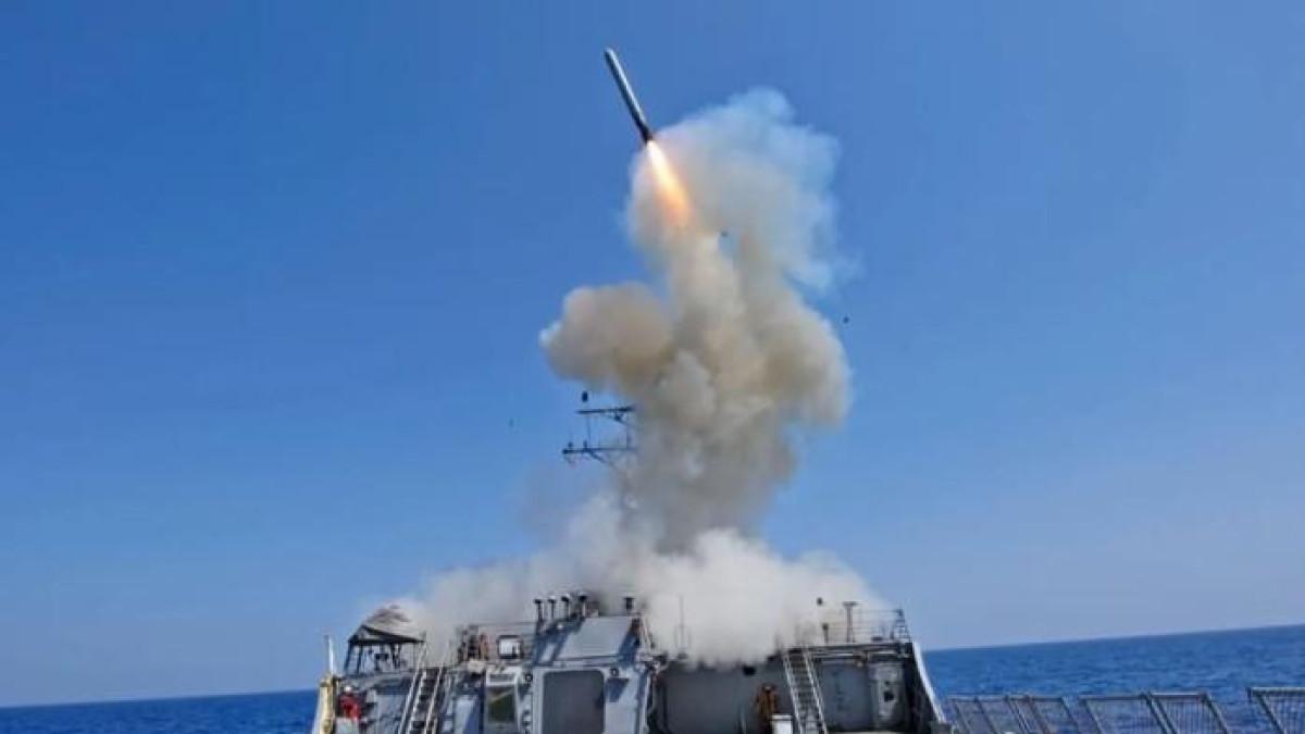 SERANG IRAN - Foto yang dirilis Pusat Komando AS (Centcom) menunjukkan peluncuran rudal Tomahawk dari sebuah kapal perusak mereka pada Sabtu (28/2/2026).