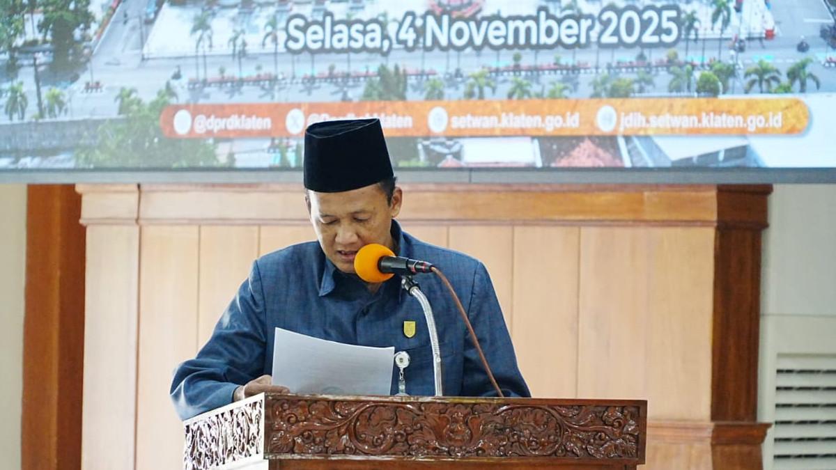 RAPAT DPRD KLATEN - Perwakilan fraksi menyampaikan pemandangan umum fraksi-fraksi terhadap Raperda tentang Pajak Daerah dan Retribusi Daerah (PDRD), Selasa (4/11/2025).