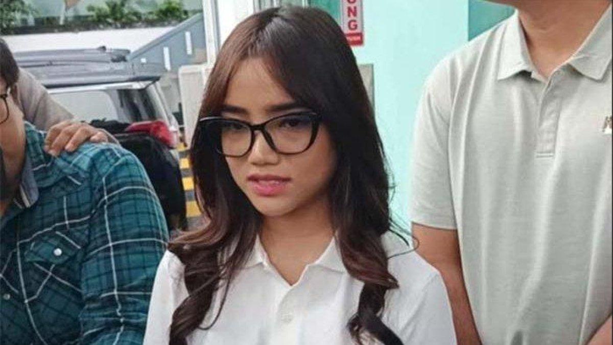 Fujianti Utami alias Fuji saat ditemui di Pengadilan Negeri Jakarta Barat, Selasa (12/11/2024 mengaku puas Batara Ageng, mantan manaherdivonis 2 tahun 6 bulan penjara terkait kasus penggelapan uang Rp 1,3 miliar.