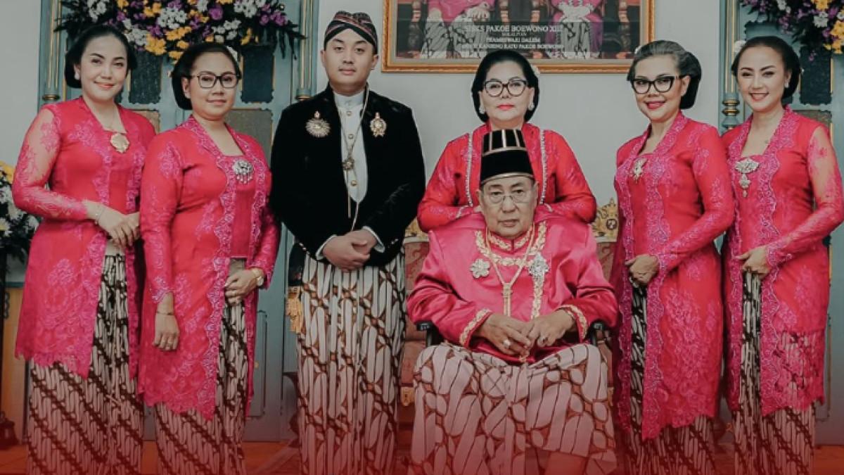 PB XIII WAFAT -  Sri Susuhunan Pakubuwono (PB) XIII bersama istri dan anak-anaknya. GKR Timoer Rumbai merupakan putri sulungnya.