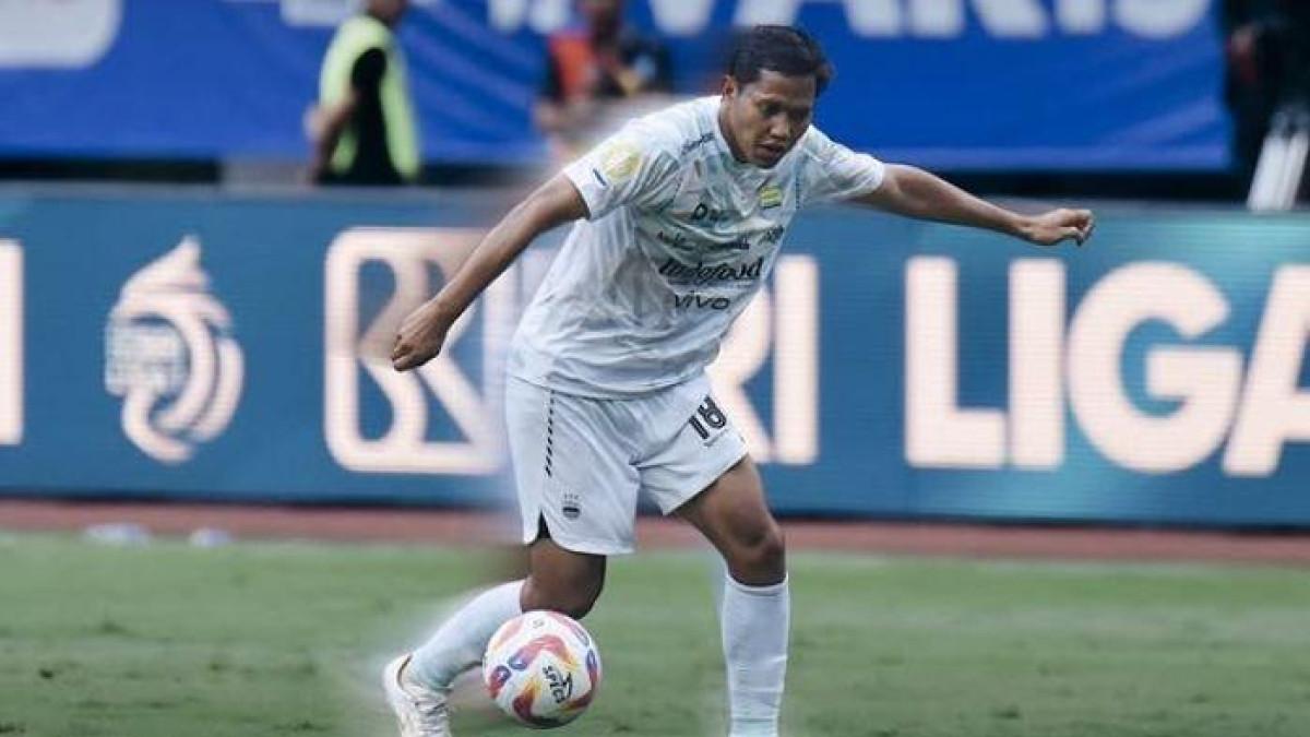 MENGGOCEK BOLA - Gelandang Persib Bandung Adam Alis menggocek bola pada laga melawan Persija Jakarta di Stadion Patriot Candrabhaga, Kota Bekasi, Minggu (16/2/2025). Ia juga dinobatkan sebagai Man of the Match (MOTM).