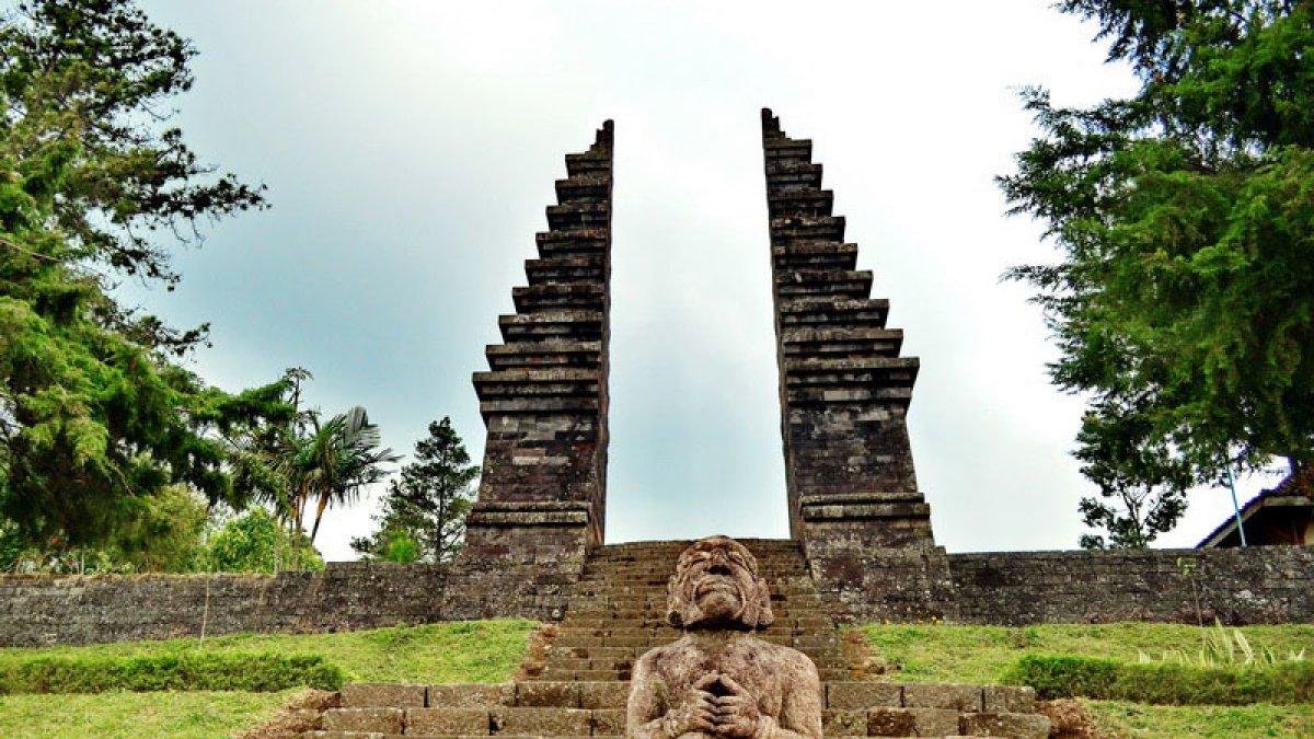 CANDI CETHO - Gerbang utama Candi Cetho dokumen karanganyarkab.go.id (10/4/2025). Karanganyar memiliki banyak sekali tempat wisata.