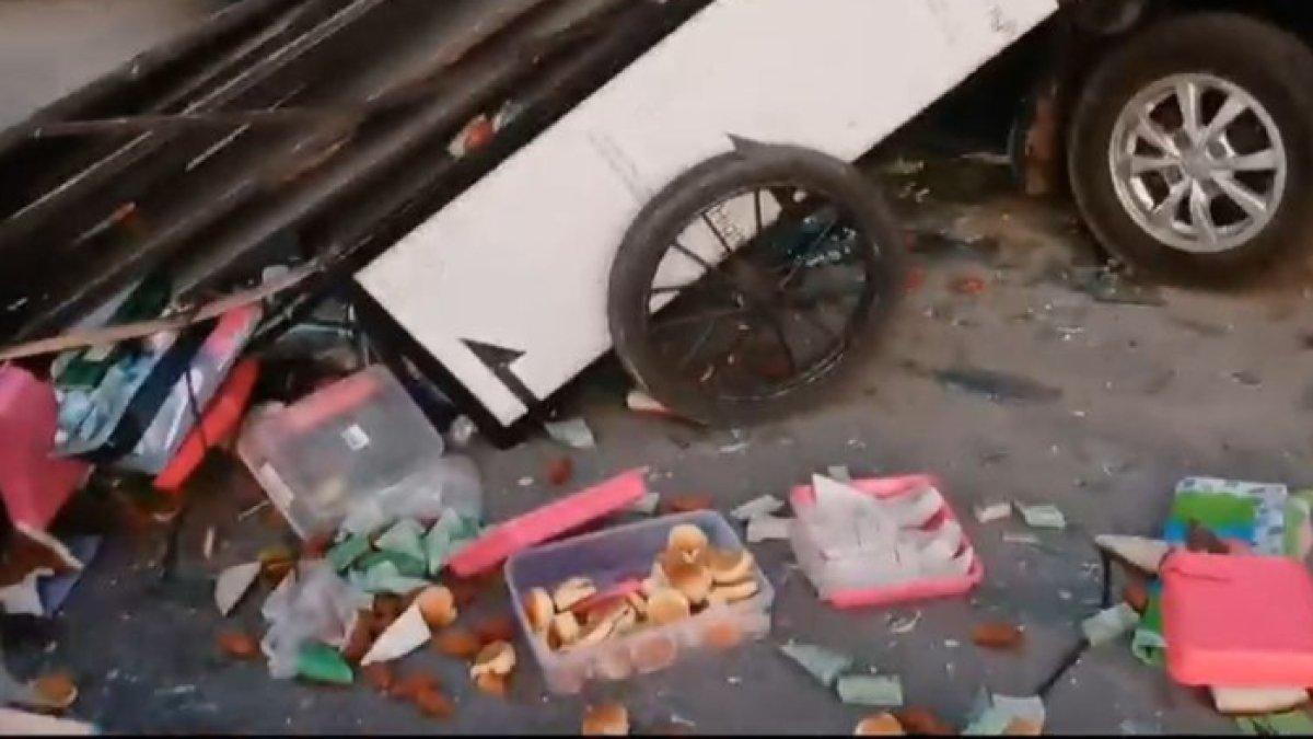 KRONOLOGI! Mobil di Makassar Tabrak Gerobak Kue, Dagangan Kocar-Kacir, Penjual Terluka, Pelaku Kabur