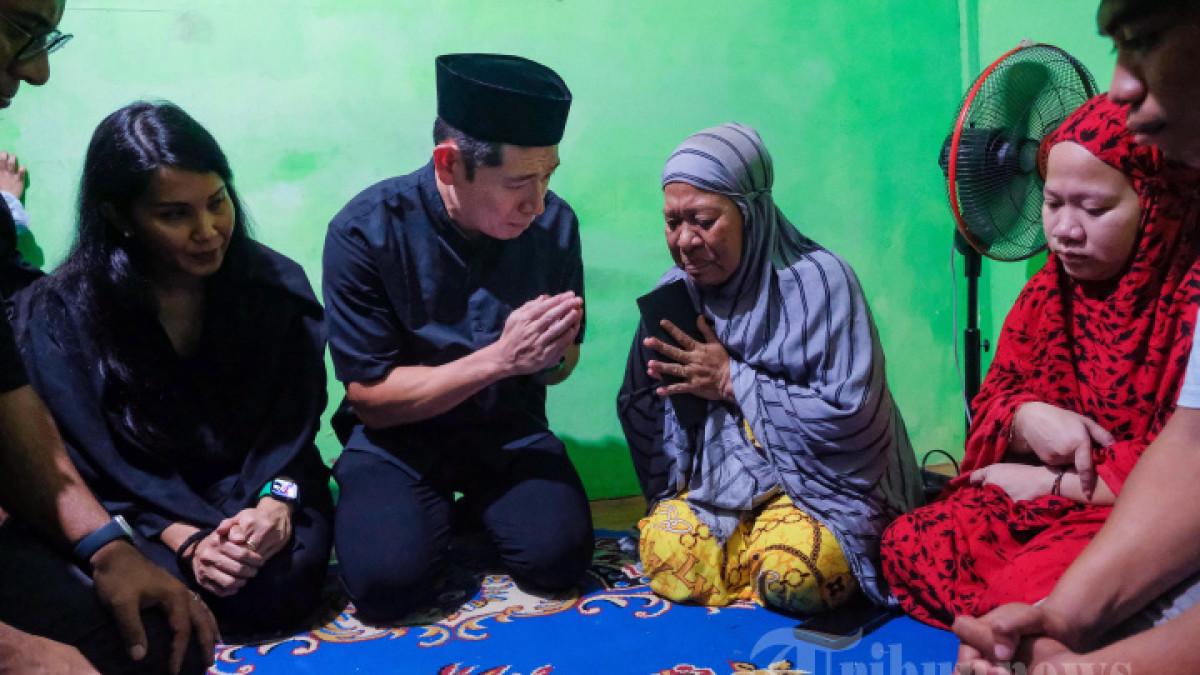 BERI SANTUNAN - Group CEO & Co-Founder Grab Anthony Tan secara simbolik menyerahkan santunan dan dukungan berkelanjutan kepada keluarga Almarhum Rusdamdiansyah yang menjadi korban insiden penyampaian sikap di Kota Makassar, Senin (1/9/2025). Seorang driver ojek online (ojol) di Makassar, Sulawesi Selatan bernama Rusdamdiansyah atau akrab disapa Dandi (25) tewas akibat dikeroyok massa saat mengikuti unjuk rasa.