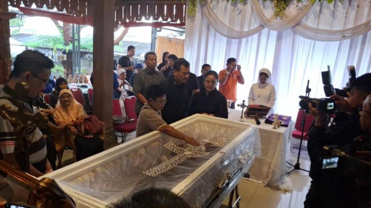 GUBERNUR MELAYAT - Gubernur Jateh Ahmad Luthfi didampingi Wali Kota Semarang Agustina Wilujeng saat melayat di rumah duka Djoko Riyanto, Minggu (9/11/2025).