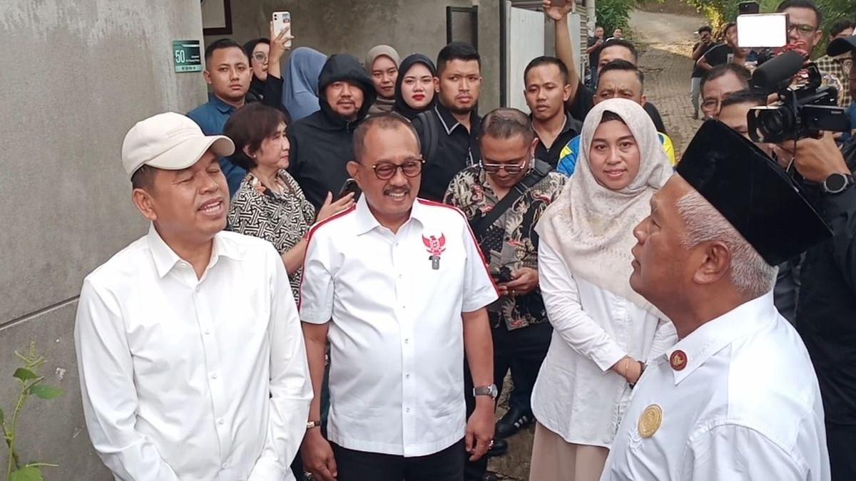 PERSETERUAN TETANGGA - Gubernur Jawa Barat, Dedi Mulyadi, saat bertemu Yai Mim di Perumahan Joyogrand Kavling Depag, Kota Malang, pada Senin (6/10/2025) sore.