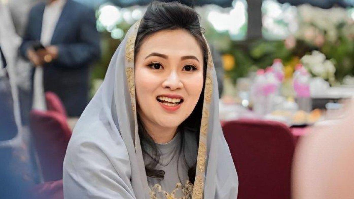 100 HARI KERJA - Sherly Laos atau Sherly Tjoanda dapat pujian karena langsung sibuk bekerja setelah menjadi Gubernur Maluku Utara, terlebih di saat 100 hari pertama kerjanya. Foto tangkapan layar dari Instagram Sherly Tjoanda.