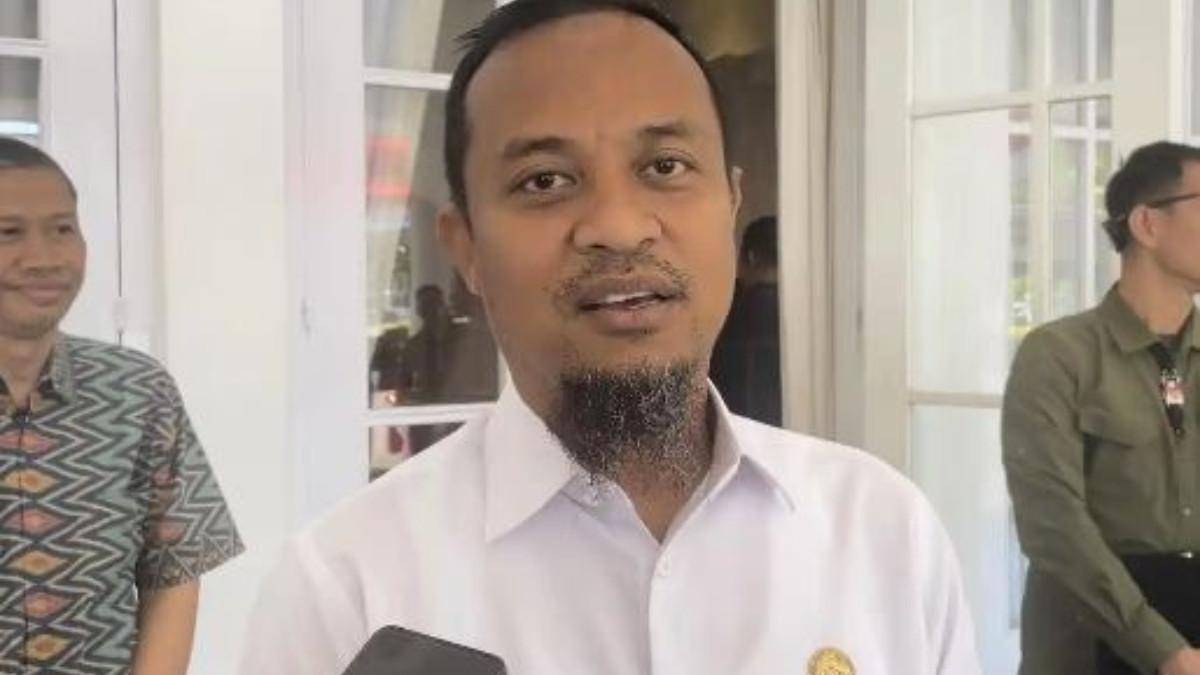 KASUS PEMECATAN GURU- Gubernur Sulsel Andi Sudirman Sulaiman saat ditemui di Rujab Gubernur Sulsel, Kamis (4/9/2025) Gubernur Sulawesi Selatan, Andi Sudirman Sulaiman, tuai nyinyiran usai menyampaikan apresiasi mendalamnya atas langkah Presiden Prabowo yang mengembalikan hak kepegawaian dan martabat kedua guru tersebut.