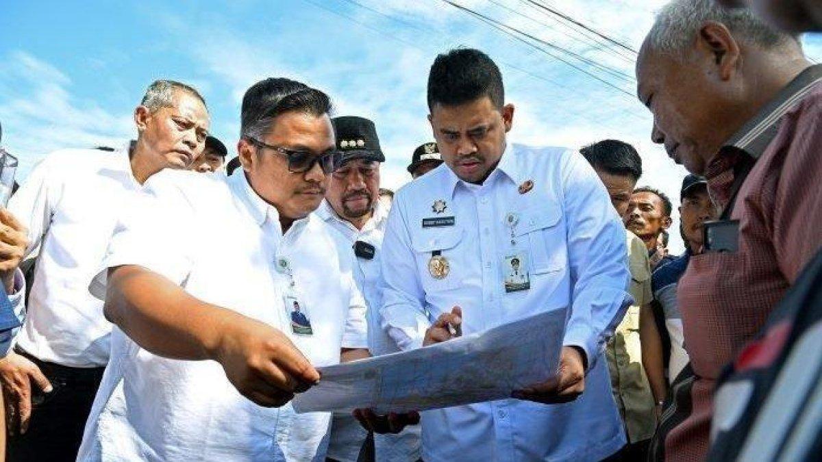 KEDEKATAN - Gubernur Sumatera Utara, Bobby Nasution dan Kepala Dinas PUPR Sumatera Utara Topan Ginting meninjau Tanggul Sungai Dalu-Dalu, Desa Sukaraja dan Bendungan di Desa Tanjung Muda, Kecamatan Air Putih, Kabupaten Batubara, Sumut, Rabu (11/6/2025). Terungkap sosok Topan Ginting Kadis PUPR Sumut yang terjaring OTT KPK orang dekat Bobby Nasution.