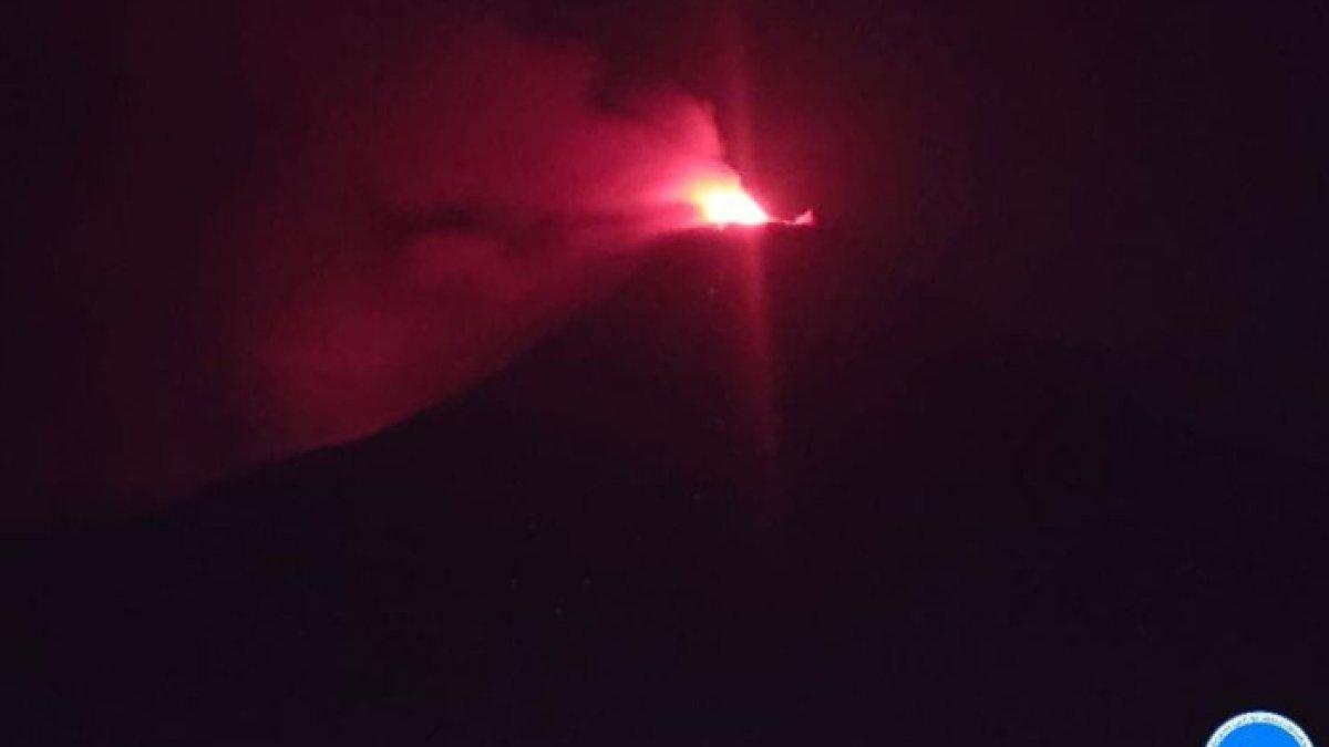 BREAKING NEWS! Gunung Lewotobi 8 Kali Luncurkan Guguran Lava Pijar, Kini Berada di Level IV Awas