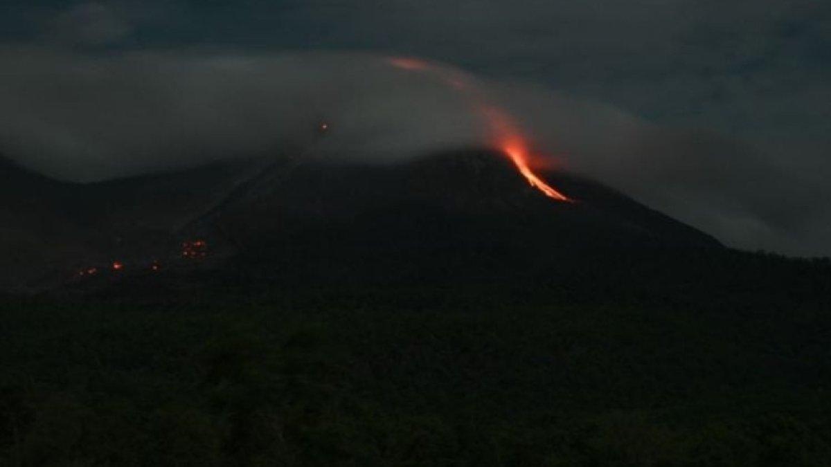 BREAKING NEWS Pagi Ini Gunung Lewotobi Keluarkan Guguran Lava Sejauh 1,5 Km, Berstatus Level IV Awas