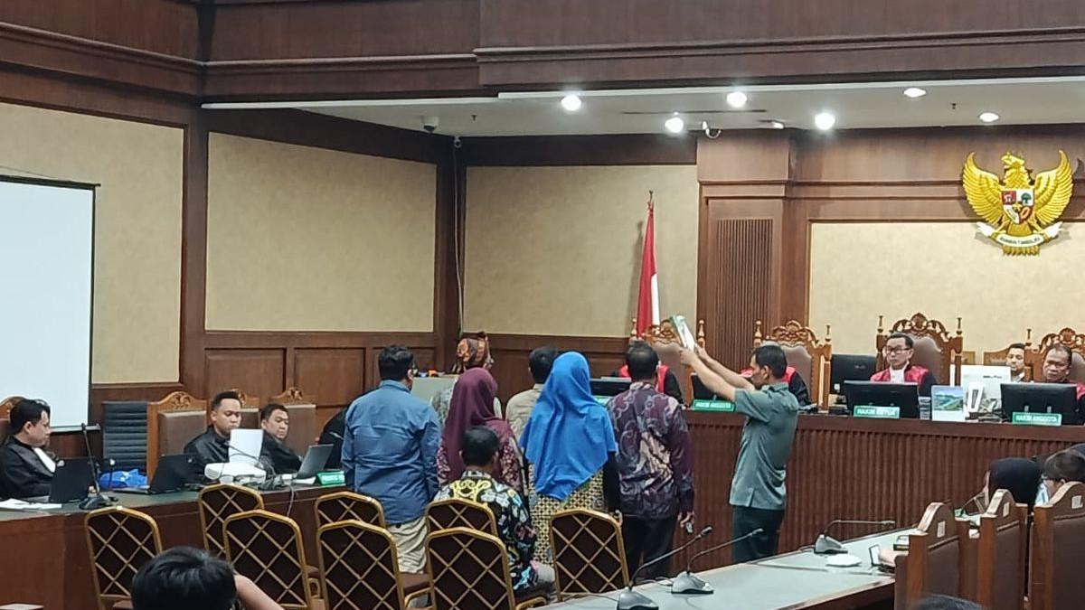 KASUS KORUPSI - Guru dari tujuh daerah di Indonesia dihadirkan sebagai saksi meringankan kasus dugaan korupsi pengadaan laptop berbasis Chromebook untuk terdakwa Eks Mendikbudristek Nadiem Makarim di Pengadilan Tipikor Jakarta, Selasa (21/4/2026).