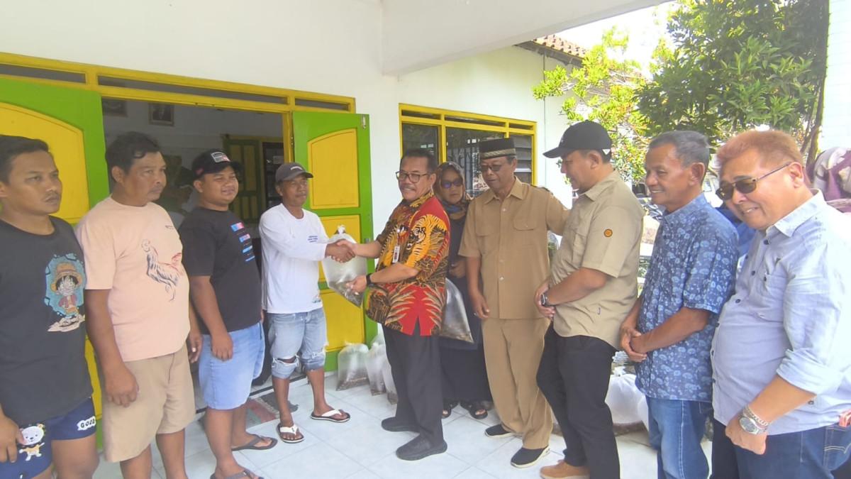 HUT DPRD KLATEN - Tebar benih ikan nila dalam rangka peningkatan HUT ke-75 DPRD Klaten, diadakan di Desa Jimus, Kecamatan Polanharjo, Klaten, Senin (27/10/2025).