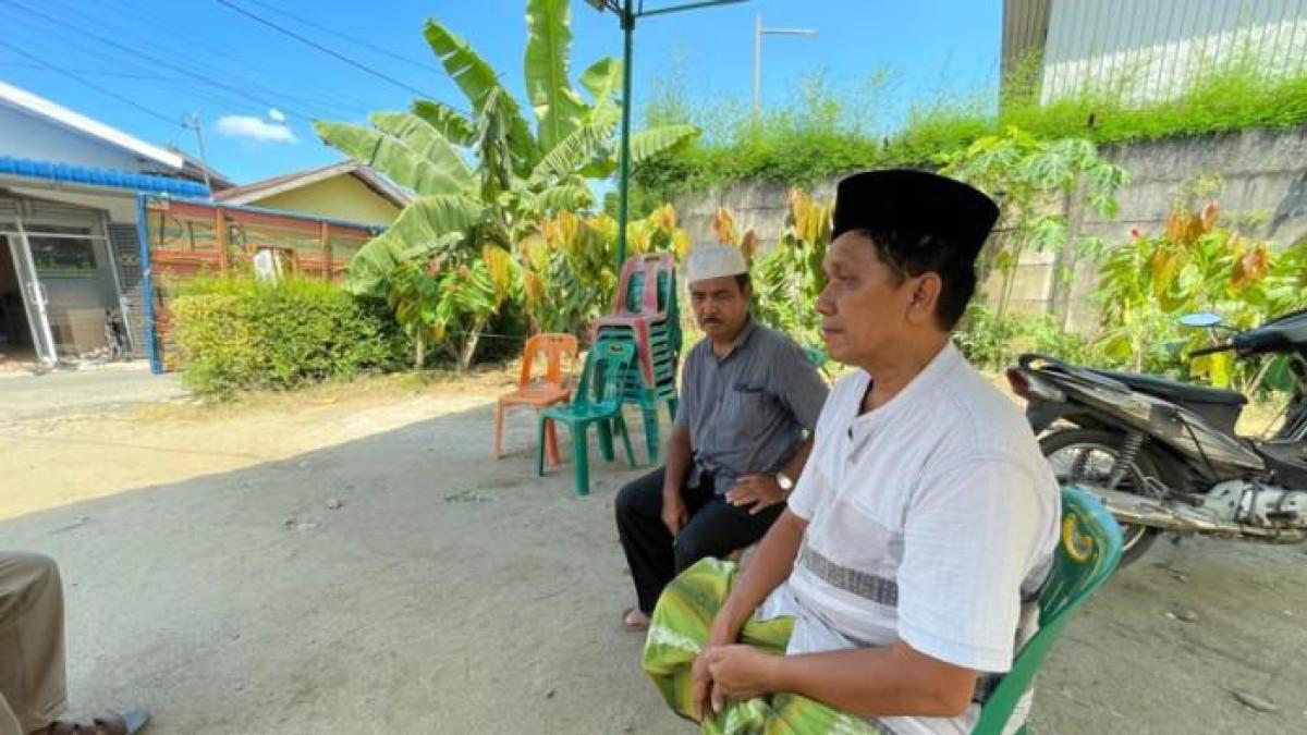 SOSOK AYAH KORBAN - Habibullah Lubis ayah Tanti Aulia saat ditemui di klinik istrinya.