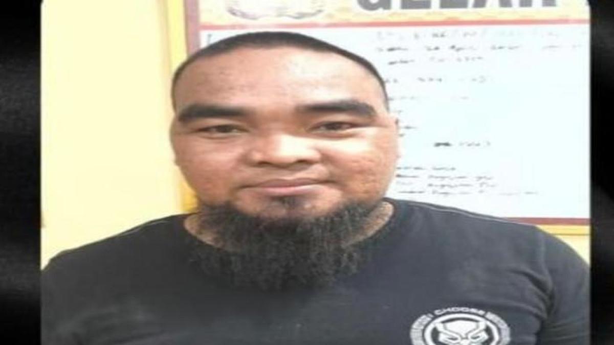 TERSANGKA PENEMBAKAN - Hadi Siswanto, tersangka yang menembak mati warga di Desa Tanjung Agung, Kecamatan Banyuasin III, Kabupaten Banyuasin, Selasa (21/10/2025). Penembakan bermula setelah Hadi terlibat cek-cok di SPBU dengan sopir angkot yang merupakan rekan korban.